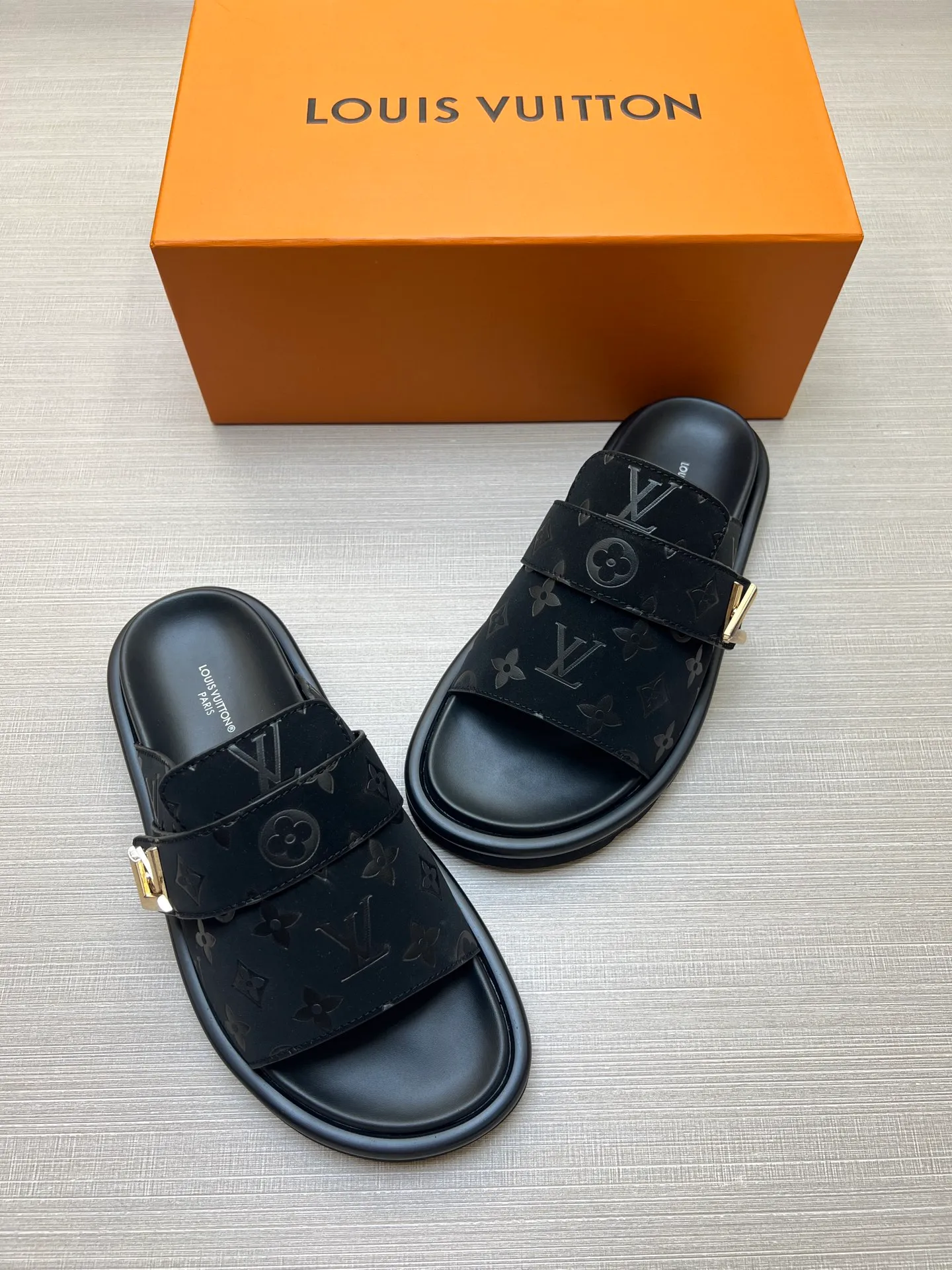 Factory price: 360💰【LOUIS VUITTON】Louis Vuitton, LV printing, men's and women's slippers are on the market, drawer box packaging with cloth bag, card, the upper pattern looks very soft and waxy, super versatile leg slimming artifact. Fabric: imported denim/canvas/old fabric, LV hardware LOGO, official website pattern printing, comfortable to wear, foot pads: high elastic men's shoes💰U water table. Sole: foam sole, heel height: about 5cm. Code number: 35-46, 35, 45, 46 are custom-made and non-returnable. Color: multiple colors and styles available.